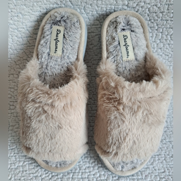Women's Dearfoams Brown Fuzzy Slippers - Picture 2 of 8